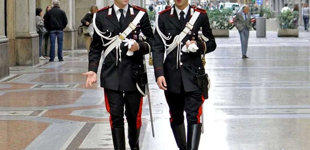 Italiaanse carabinieri in Valentino-uniform