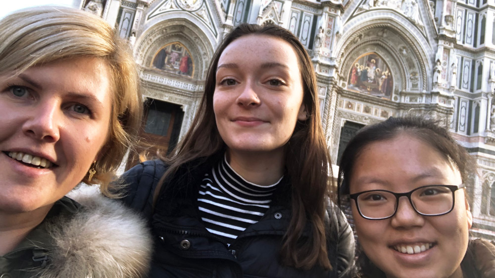 Claire en vriendinnen voor de duomo in Firenze